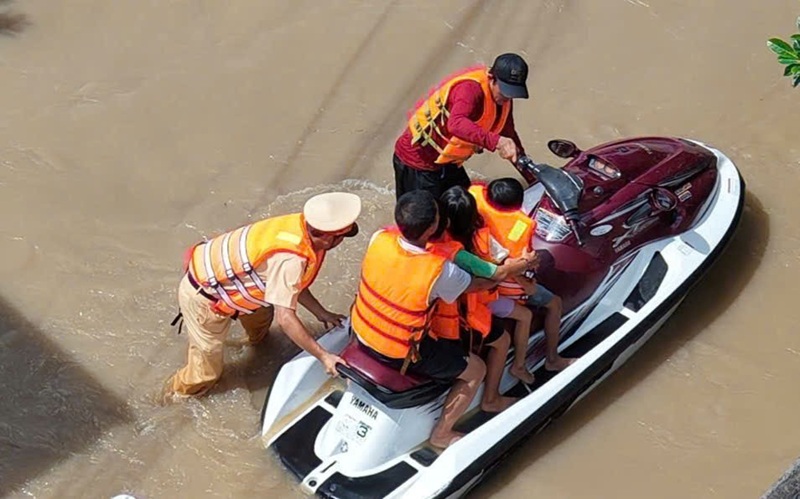 Lực lượng Cảnh sát giao thông Công an Lâm Đồng chung tay giúp Nhân dân ứng phó và khắc phục hậu quả mưa bão, đảm bảo an toàn giao thông